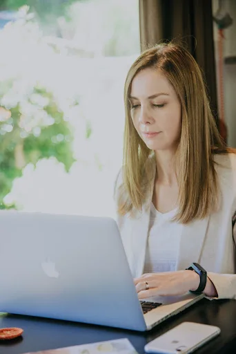 Jorgelina Pérez trabajando durante una consulta nutricional online.